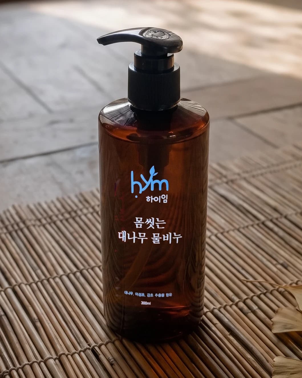 대나무 발 위 몸 씻는 대나무 물비누