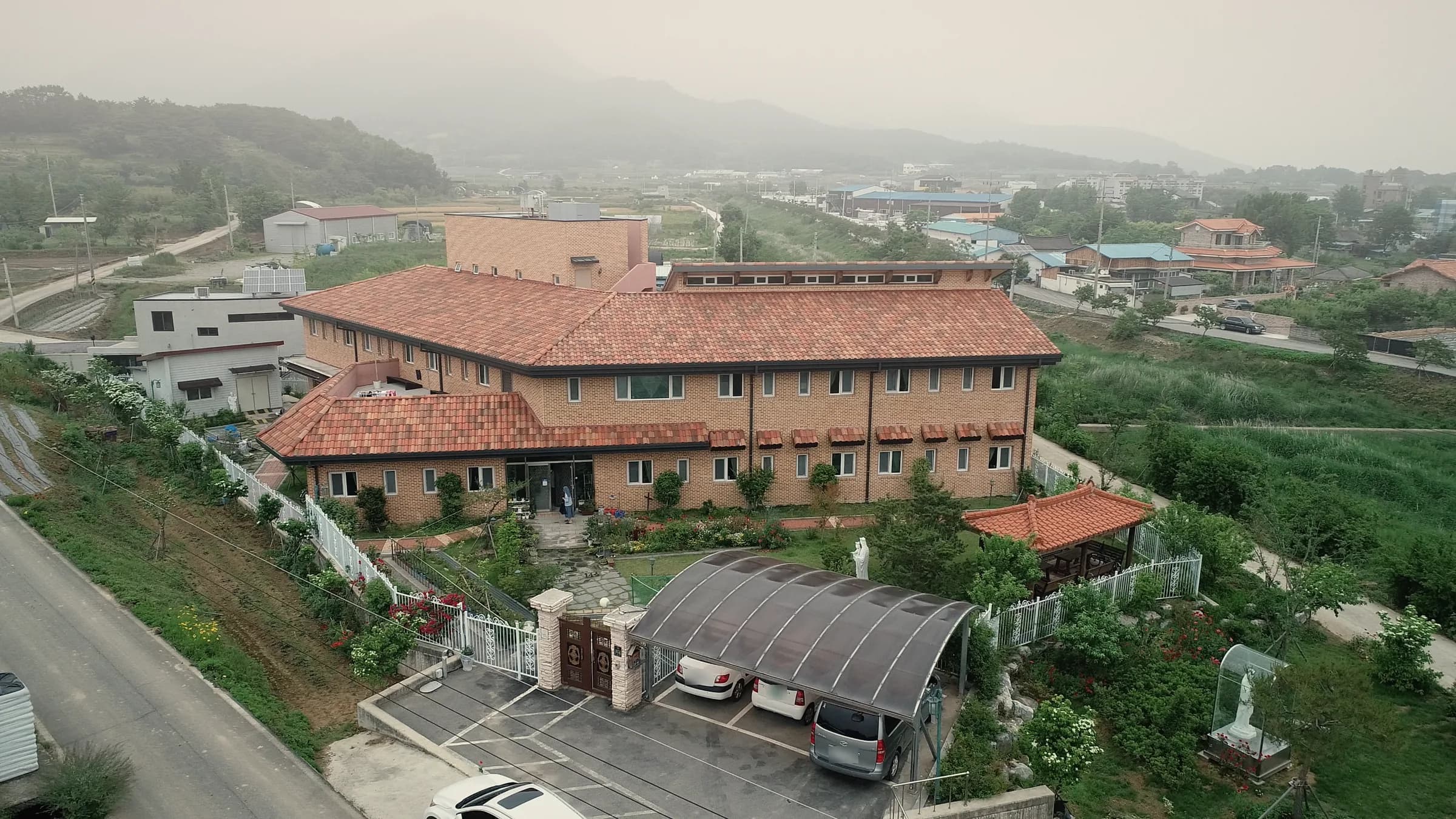 불태산 아래 붉은 기와를 얹은 수녀원과 둘레의 밭